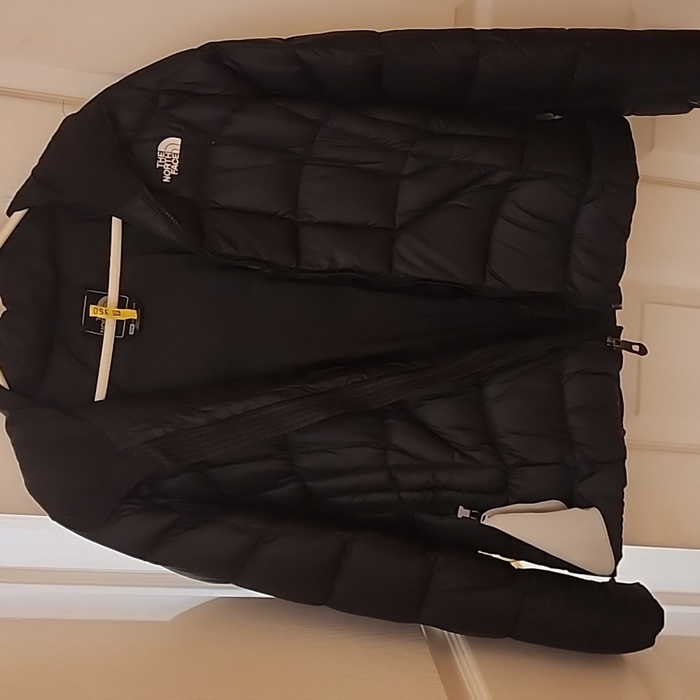 A  very warm  Women North Face winter jacket. Very good condition.